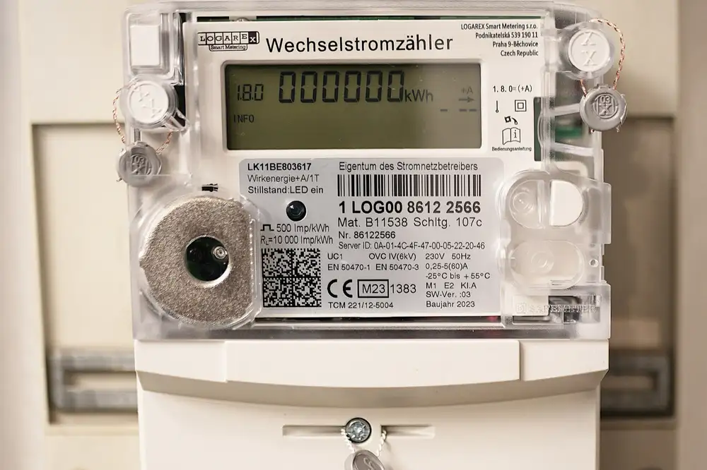 Contador eléctrico digital con su pantalla de consumo en kWh, montado en una pared