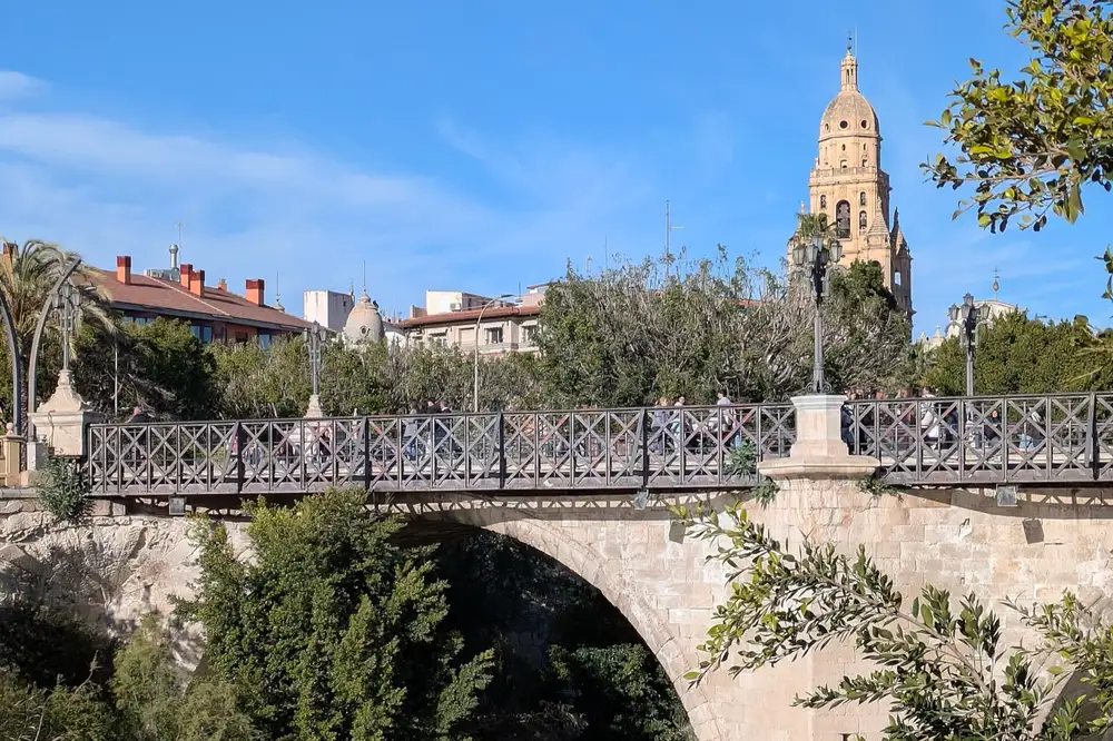 Puente Viejo sobre el río Segura en Murcia, con la torre de la catedral al fondo